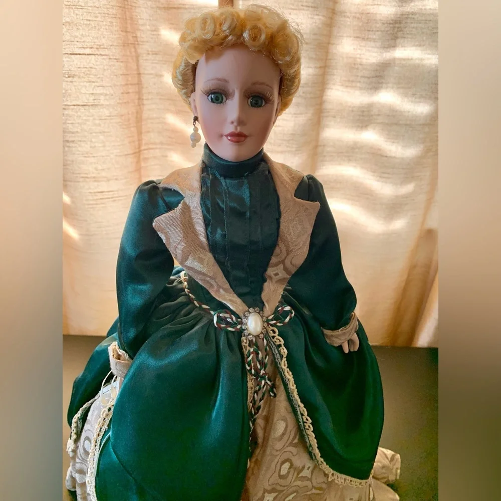 New in box. Elegant Victorian Porcelain Doll in Green and Cream Dress. Stand inc - Picture 5 of 13